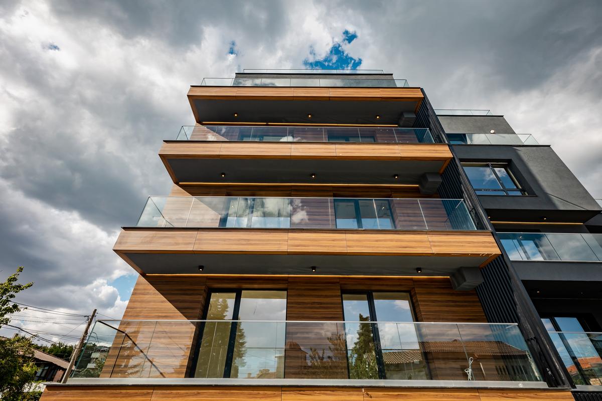 Тиковата фасада с дълбоките тераси